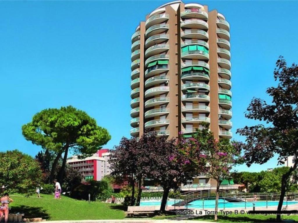 Apartamento Lignano Sabbiadoro With Pool Exterior foto